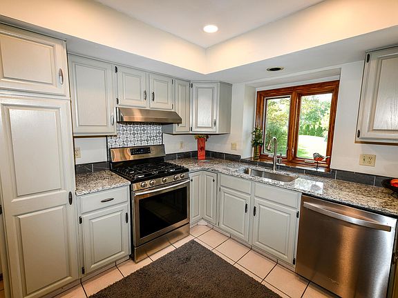 5th image of 2353 Collins Dr