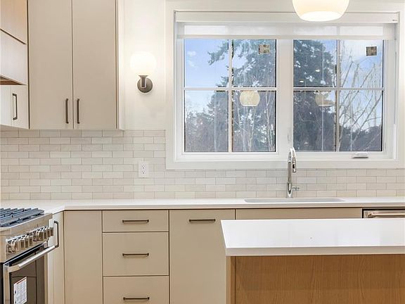 5th image of 990 McBriar Ave #4