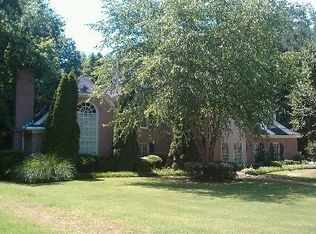 1070 Finnsbury Dr, Roswell, GA 30075