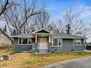 8 E Willow Rd, Prospect Heights, IL 60070