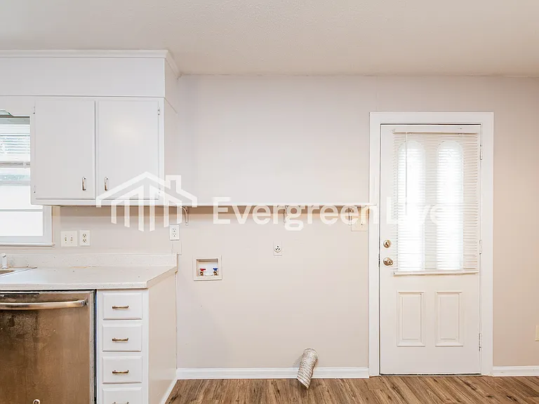 2716 Shaftsbury St — Photo 8