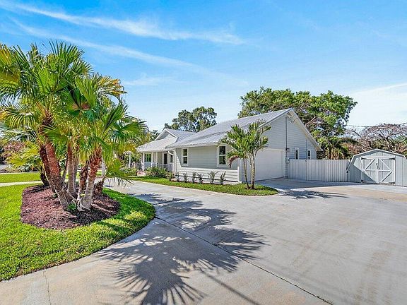 5th image of 2366 SE Country Club Lane