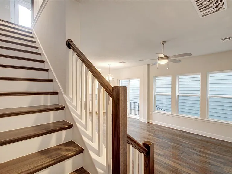 2910 Zach Scott St — Photo 10