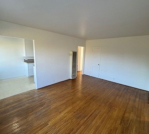 4th image of 210 W Los Olivos St