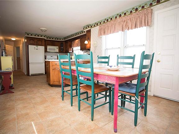 5th image of 7 Lowell Dr