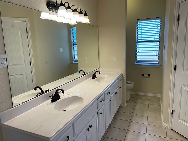 1414 Lauren Ln — Photo 5