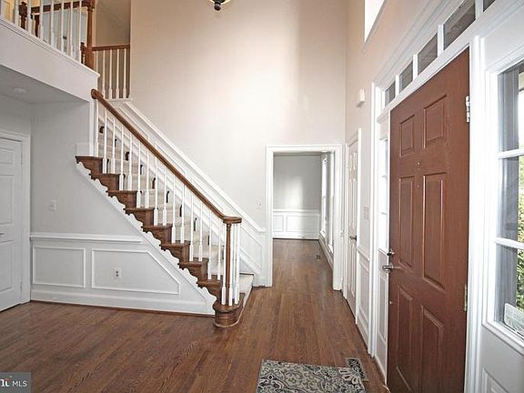 3rd image of 6400 Woodland Run Ct