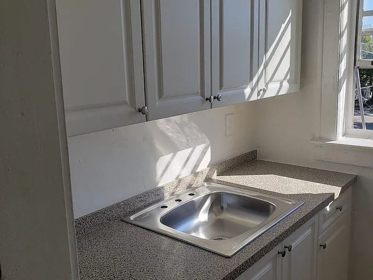 Jaclyn Apartments — Photo 32