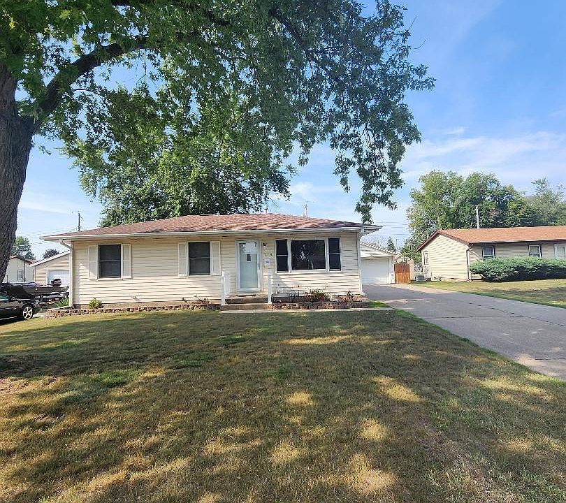 718 Middle Rd, Camanche, IA 52730 Zillow