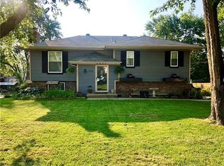 1901 N Salem Dr, Independence, MO 64058