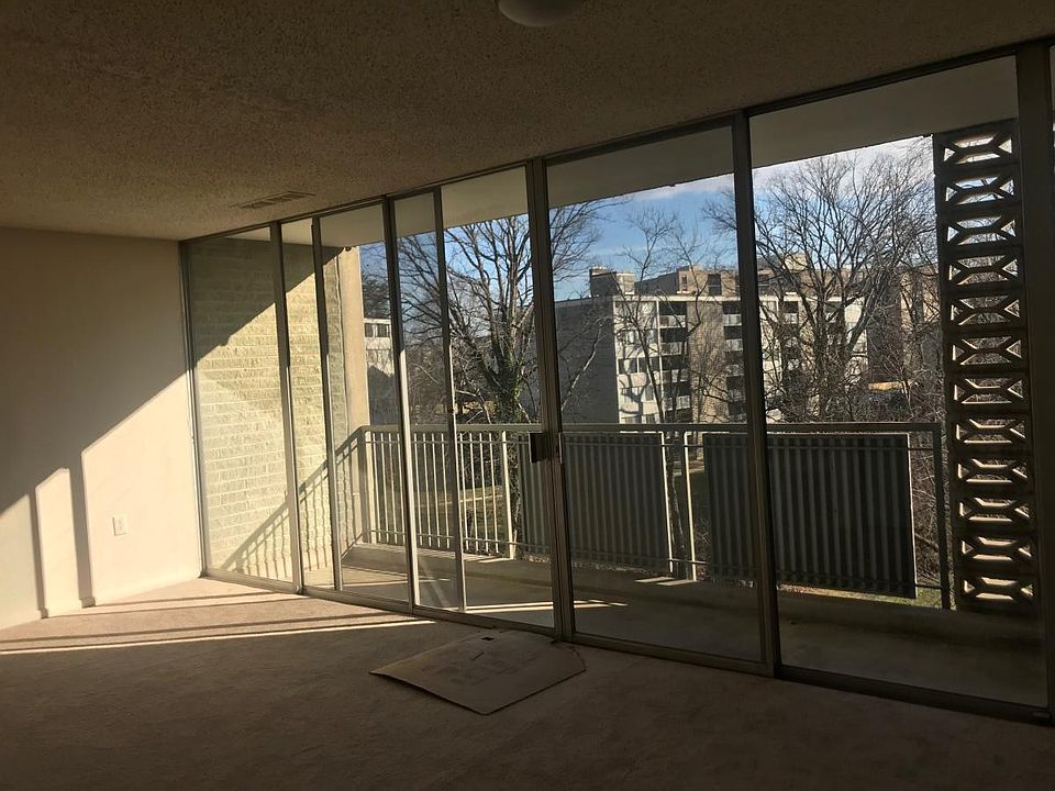 Living Room/Balcony