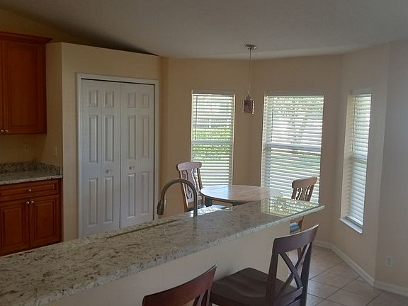 Breakfast nook & bar