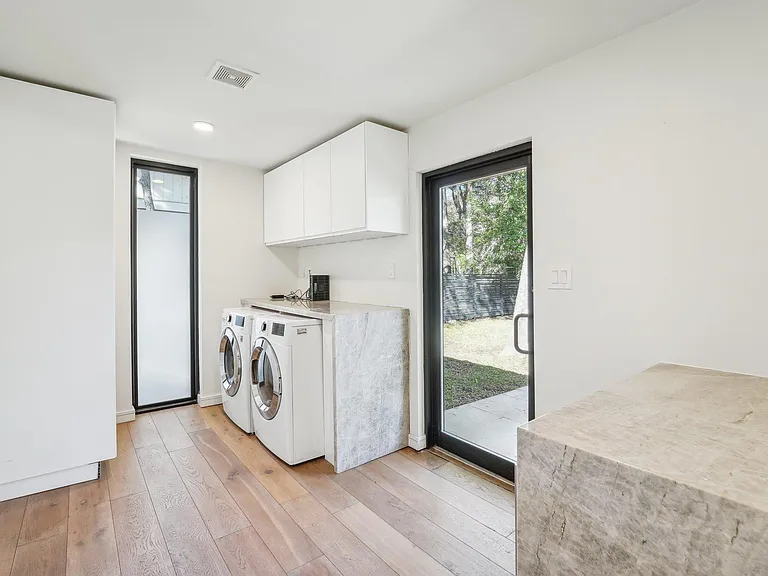 3927 Balcones Dr — Photo 18