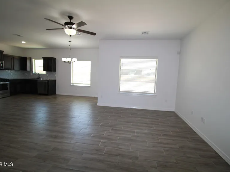 620 Adrian Arellano St W — Photo 18