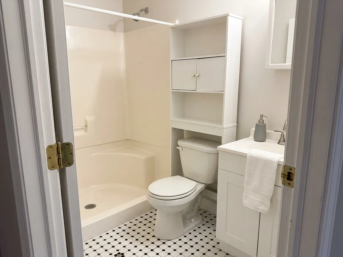 4 bed, 1354 sqft, $2,100 — Photo 3