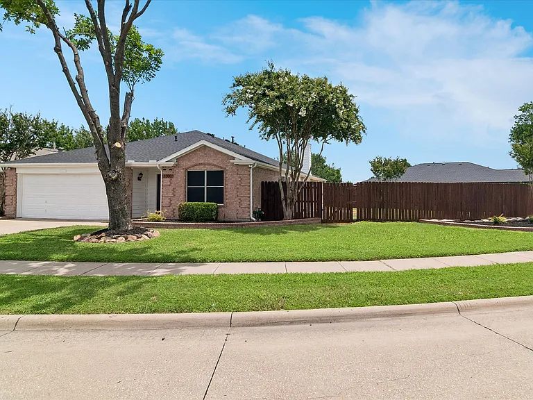 3300 Creekwood Dr — Photo 2