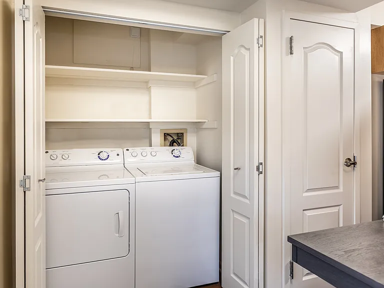Ivy Hall Apartments — Photo 16