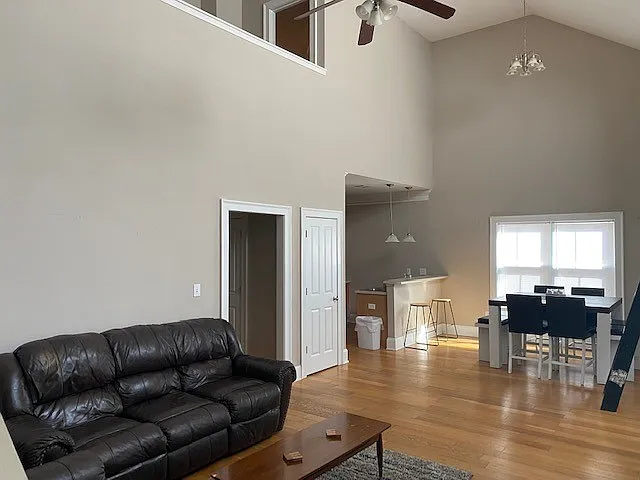 4 bed, 2082 sqft, $2,200 — Photo 3