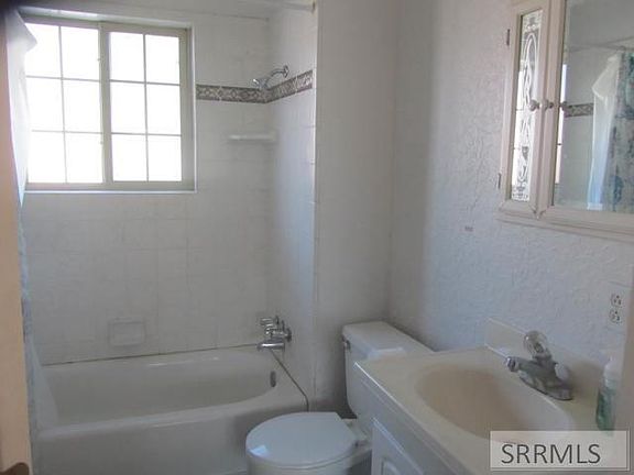 3rd image of 1408 Riviera Dr
