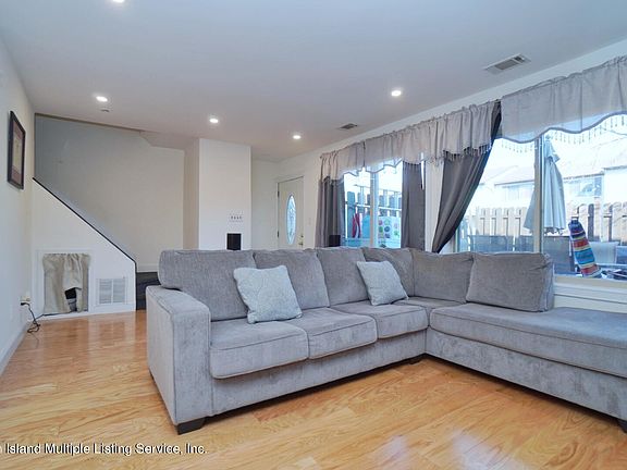 3rd image of 36 Bunnell Ct