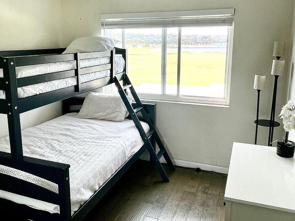 2nd bedroom w/twin and full bunk bed, full closet