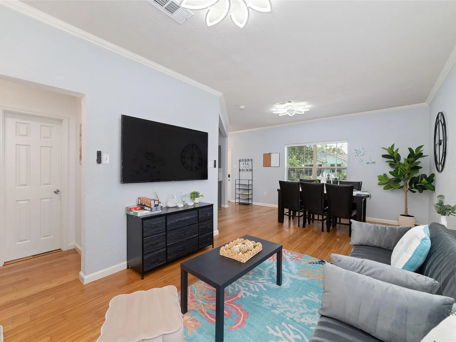 3 bed, 2.0 bath, 1138 sqft, $1,800 — Photo 1