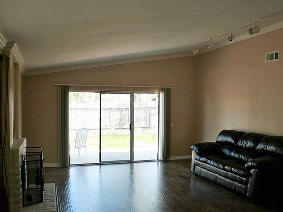 Family Rm w/slider to b-yard