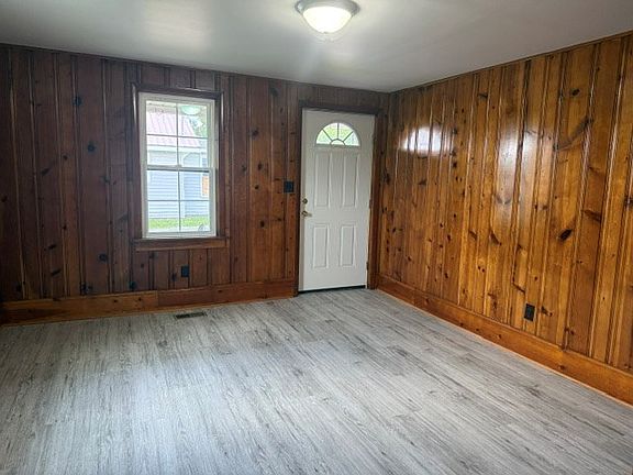 3rd image of 686 Cherry St