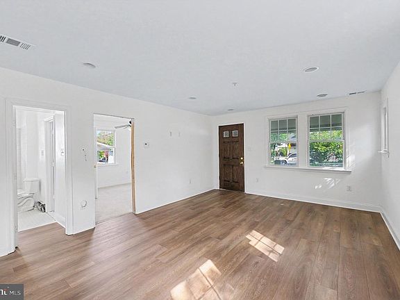 5th image of 3047 Douglas St NE