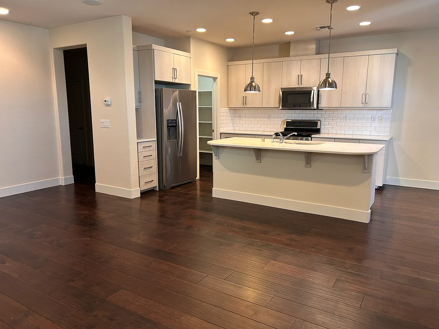 3 bed, 2.5 bath, 1909 sqft, $3,200 — Photo 4