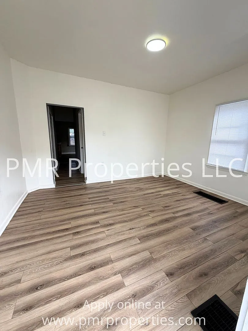 207-209 W. Hyde Park Ave — Photo 4