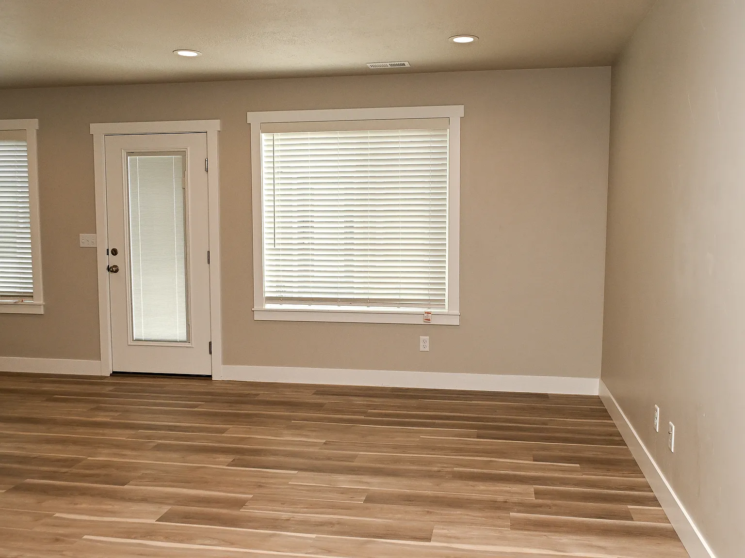 3 bed, 2.5 bath, 2190 sqft, $2,000 — Photo 3