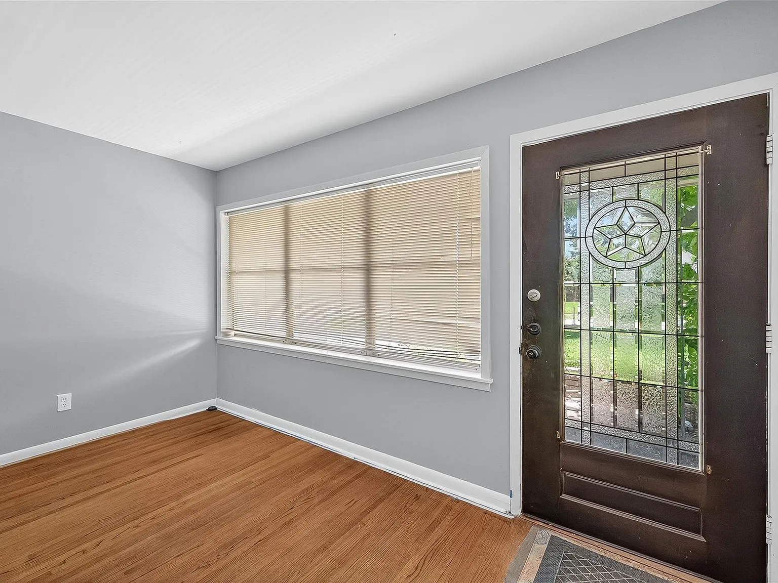 3 bed, 2.0 bath, 1787 sqft, $2,000 — Photo 2