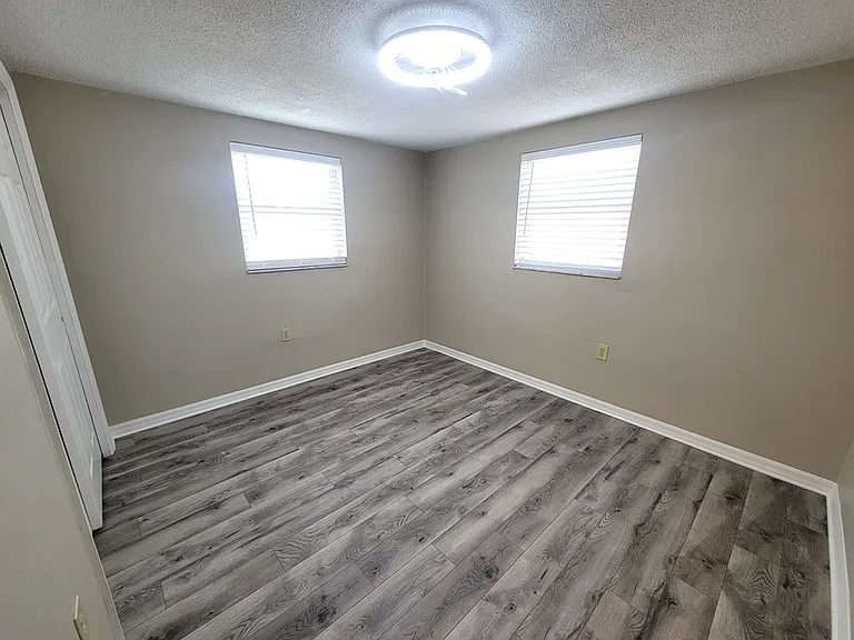 7335 Castanea Dr — Photo 15