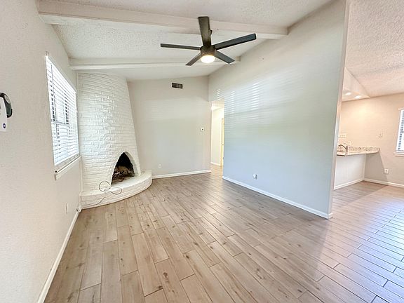 Gas/wood fireplace