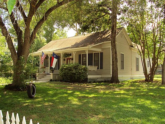 Picket Fence - Great Oversized Lot.