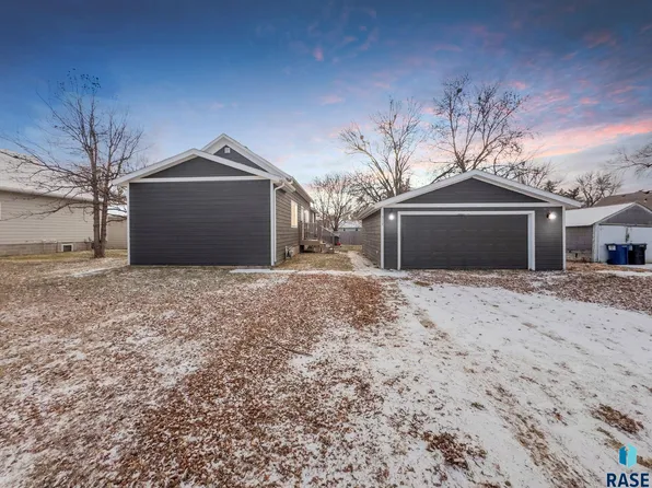 317 E 3rd Ave, Lennox, SD 57039