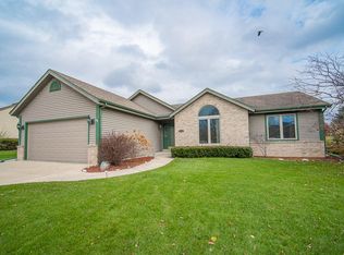 972 N Shore Dr, Pewaukee, WI 53072