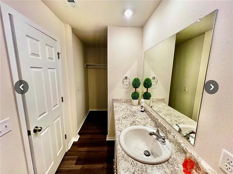 2564 E Illinois Aly — Photo 12