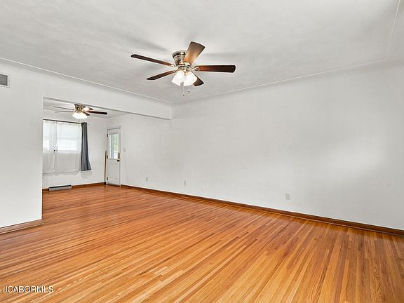 5th image of 1124 Darlene Dr