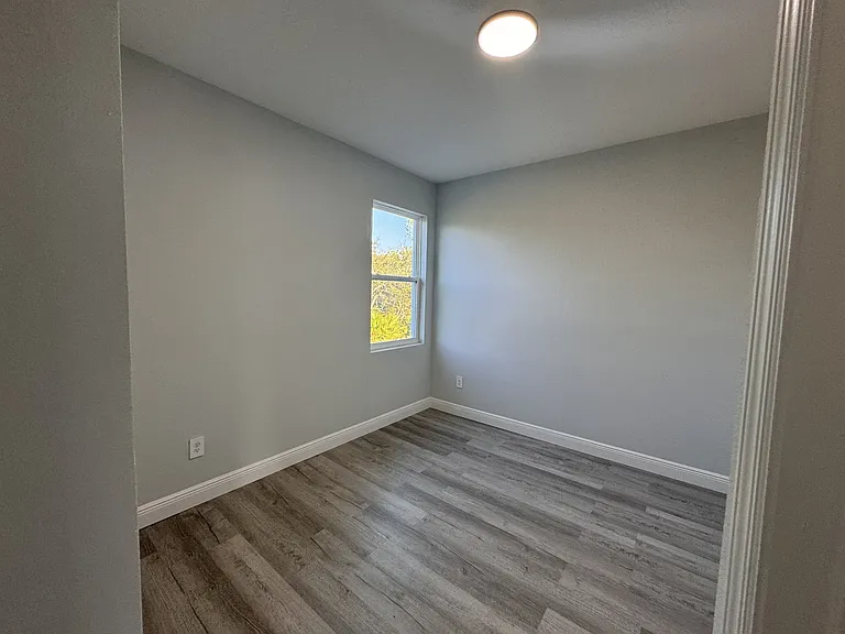 1940 Alan St — Photo 14