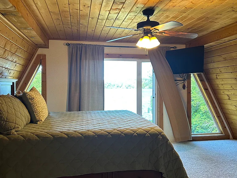 Master bedroom King-size bed