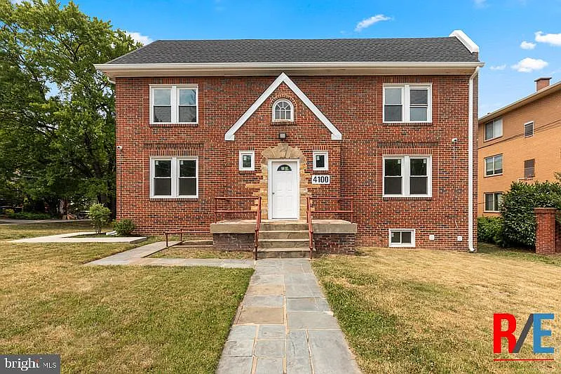 3 bed, 1.0 bath, 968 sqft, $2,500 — Photo 1