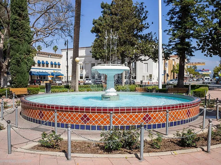The Orange Plaza is a 5-minute walk from the apartment.