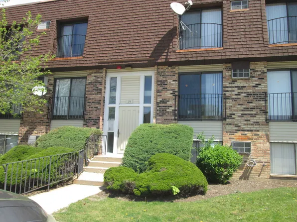 174 Waters Edge Dr #302, Glendale Heights, IL 60139