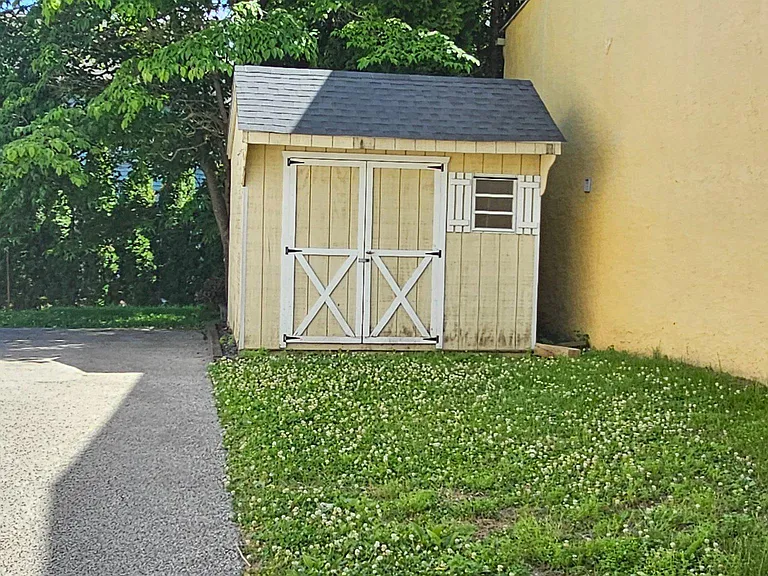130 Rockland Ave — Photo 23