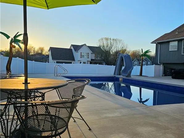 1107 NW Long Dr, Grain Valley, MO 64029