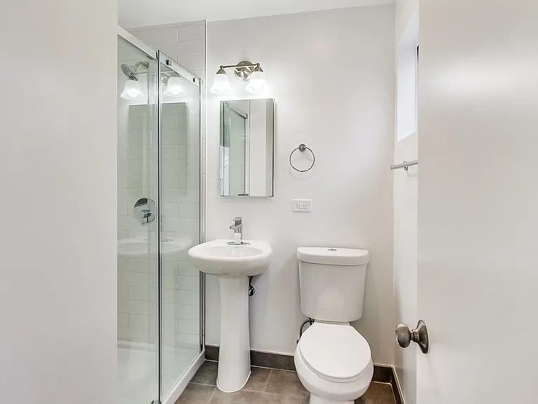 2240 Larkin — Photo 13