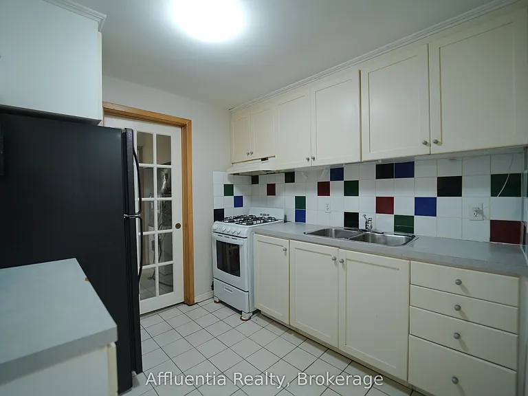 480 Elizabeth St — Photo 14