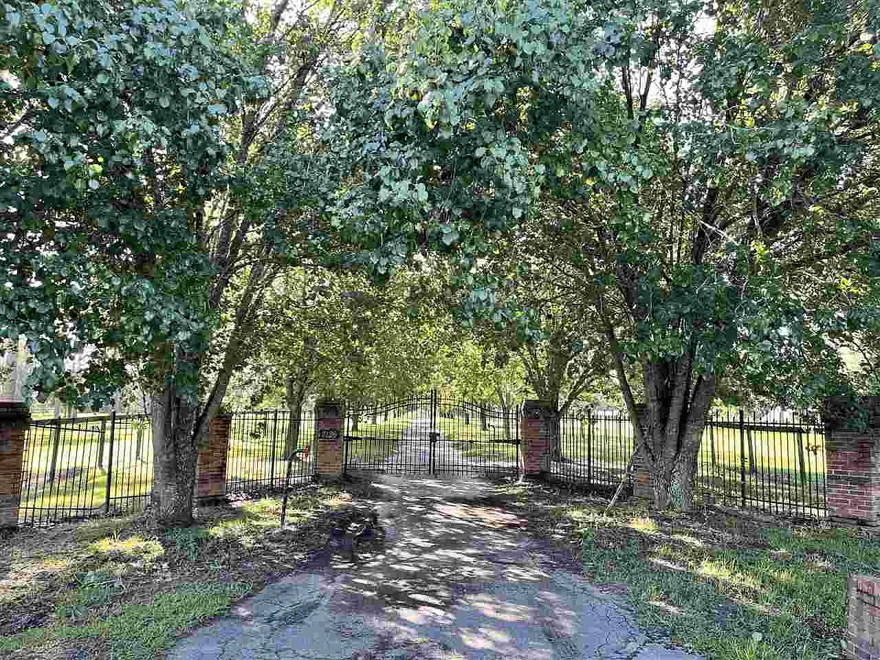 4 bed, 2.0 bath, 2250 sqft, $1,850 — Photo 2